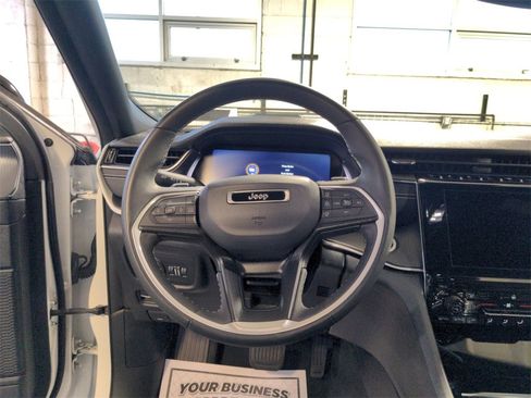 Used 2023 Jeep Grand Cherokee L Altitude image 15