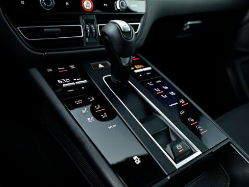 Certified 2025 Porsche Macan AWD/4WD image 40