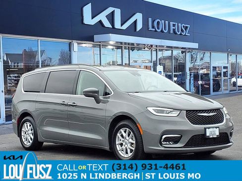 Used 2022 Chrysler Pacifica Touring-L image 1