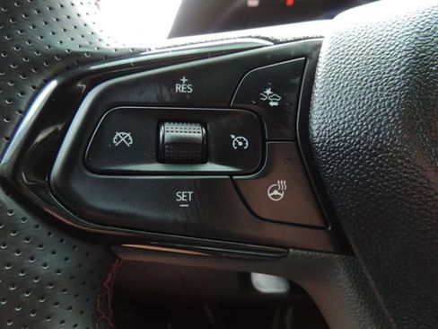 Used 2025 Chevrolet Trax RS w/ Sunroof Package FWD image 30