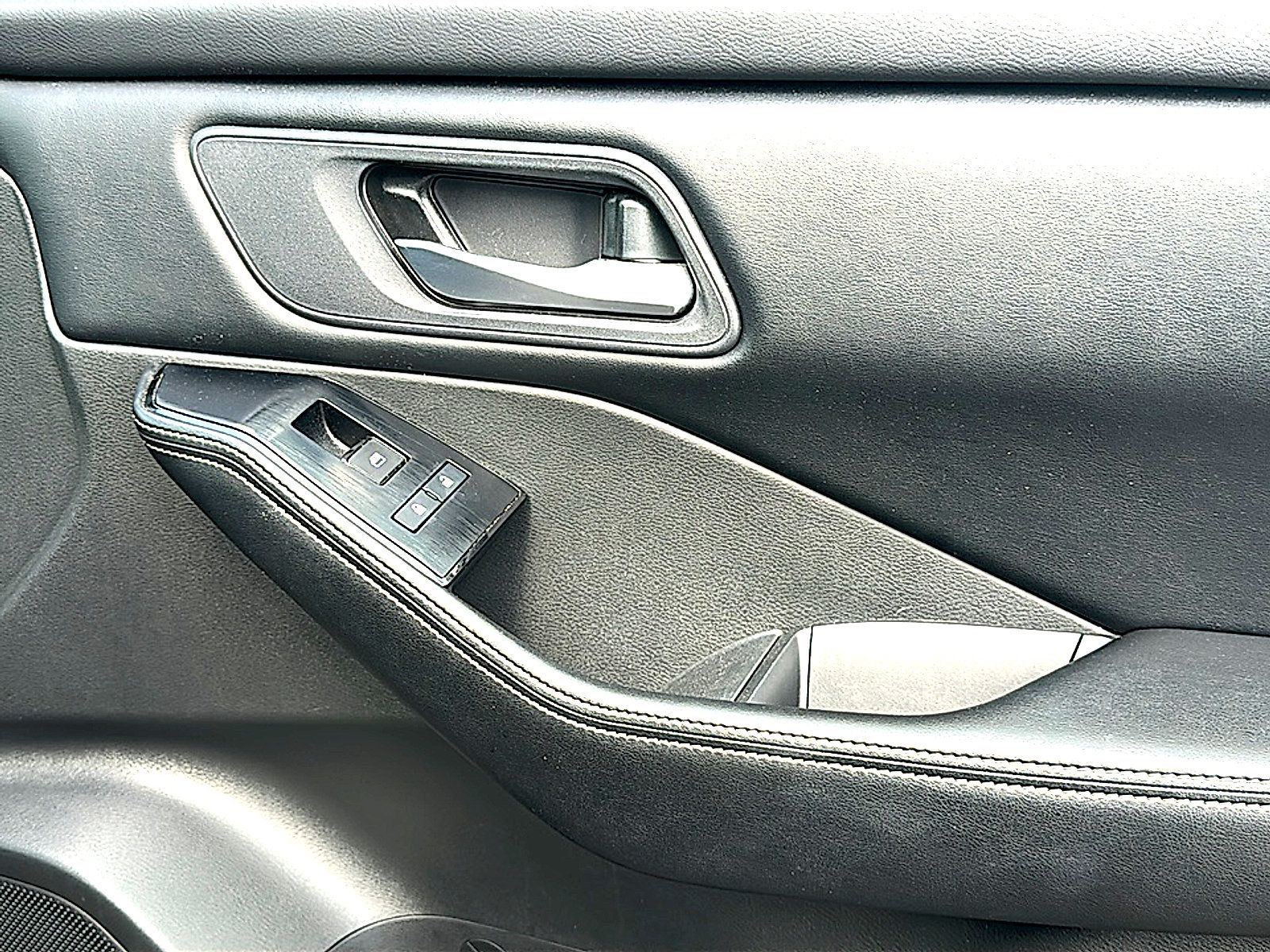 Used 2025 Nissan Rogue SV FWD image 27