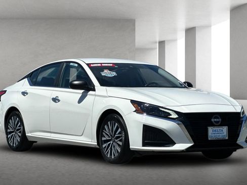 Used 2025 Nissan Altima 2.5 SV FWD image 2