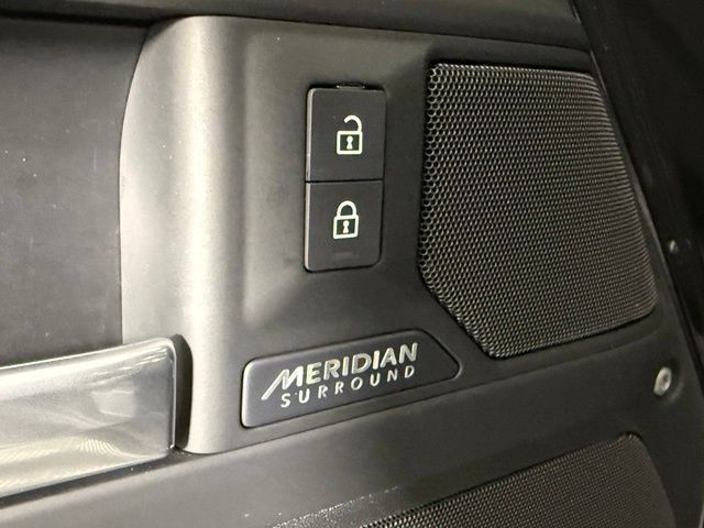 Used 2025 Land Rover Defender 130 X-Dynamic SE AWD/4WD image 23