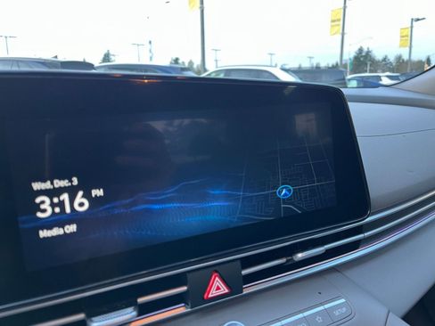 Used 2025 Hyundai Elantra SEL image 21