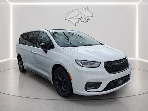 Used 2023 Chrysler Pacifica Limited w/ S Appearance Package image 4