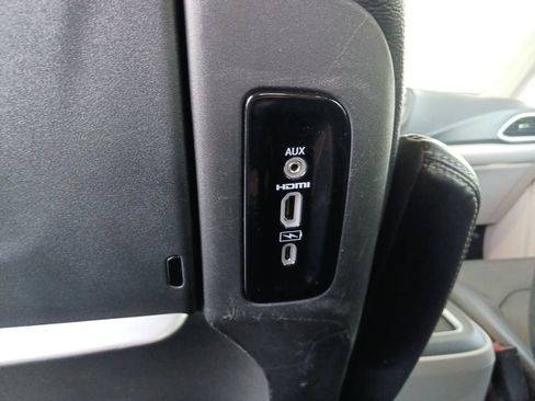 Used 2022 Chrysler Pacifica Touring-L w/ Uconnect Theater Family Group FWD image 23