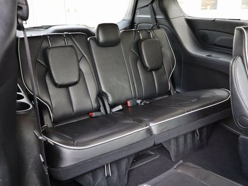 Used 2025 Chrysler Pacifica Limited FWD image 28