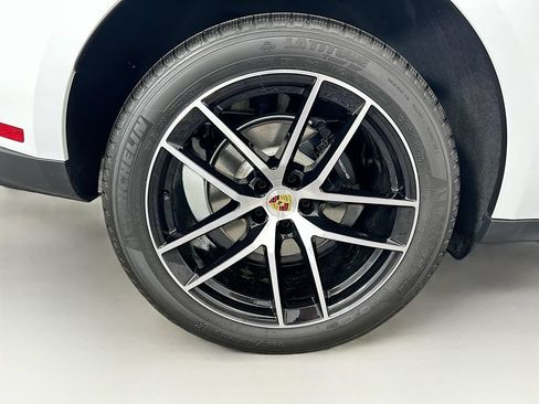 Used 2026 Porsche Macan AWD/4WD image 34