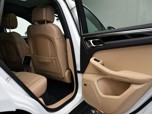 Used 2025 Porsche Macan image 52