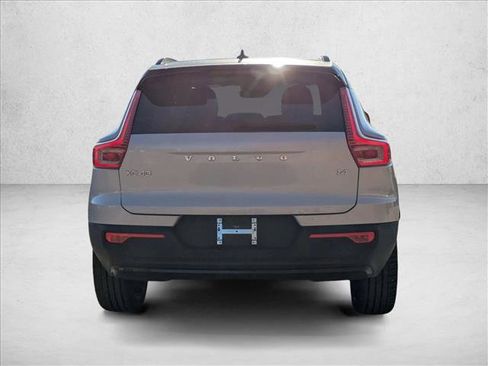 Used 2022 Volvo XC40 T4 R-Design w/ Protection Package Premier image 6