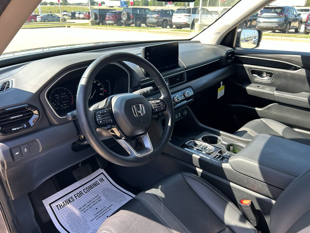 Used 2025 Honda Pilot Touring image 13