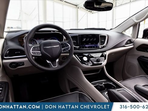 Used 2023 Chrysler Pacifica Limited FWD image 15
