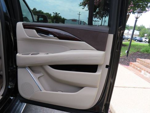 Used 2017 Cadillac Escalade ESV Luxury AWD/4WD image 24