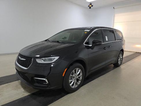 Used 2023 Chrysler Pacifica Touring-L w/ Uconnect Theater Family Group AWD/4WD image 1