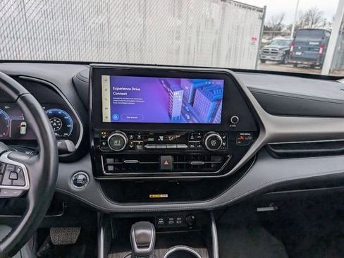 Used 2023 Toyota Highlander Limited image 4