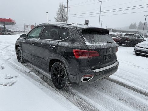 Used 2023 Volkswagen Taos SE w/ Panoramic Sunroof Package image 8