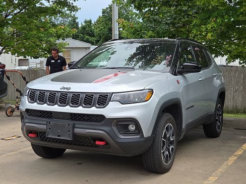 Used 2025 Jeep Compass Trailhawk AWD/4WD image 2
