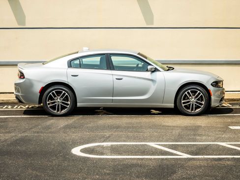 Used 2019 Dodge Charger SXT AWD/4WD image 9