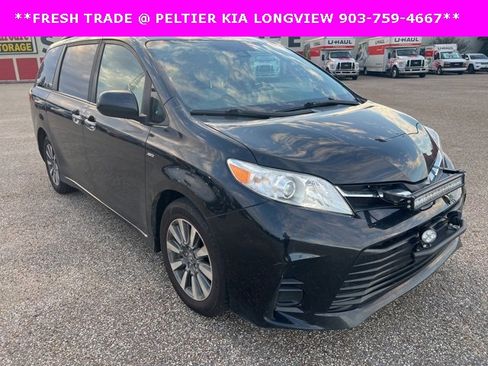 Used 2020 Toyota Sienna LE image 1