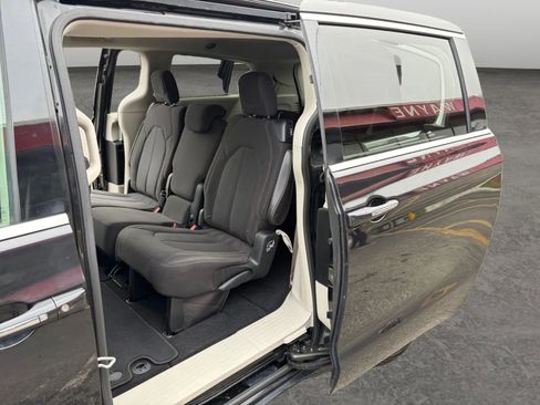 Used 2018 Chrysler Pacifica Touring Plus w/ Tire & Wheel Group image 14