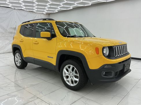 Used 2017 Jeep Renegade Latitude w/ Cold Weather Group AWD/4WD image 7