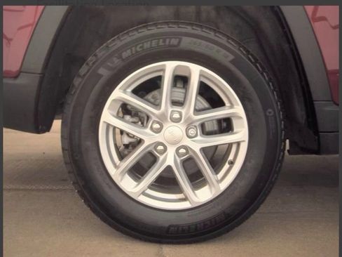 Used 2024 Jeep Grand Cherokee Laredo X AWD/4WD image 9