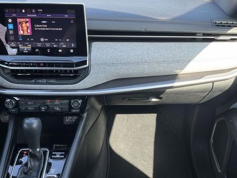 Used 2024 Jeep Compass Latitude image 21