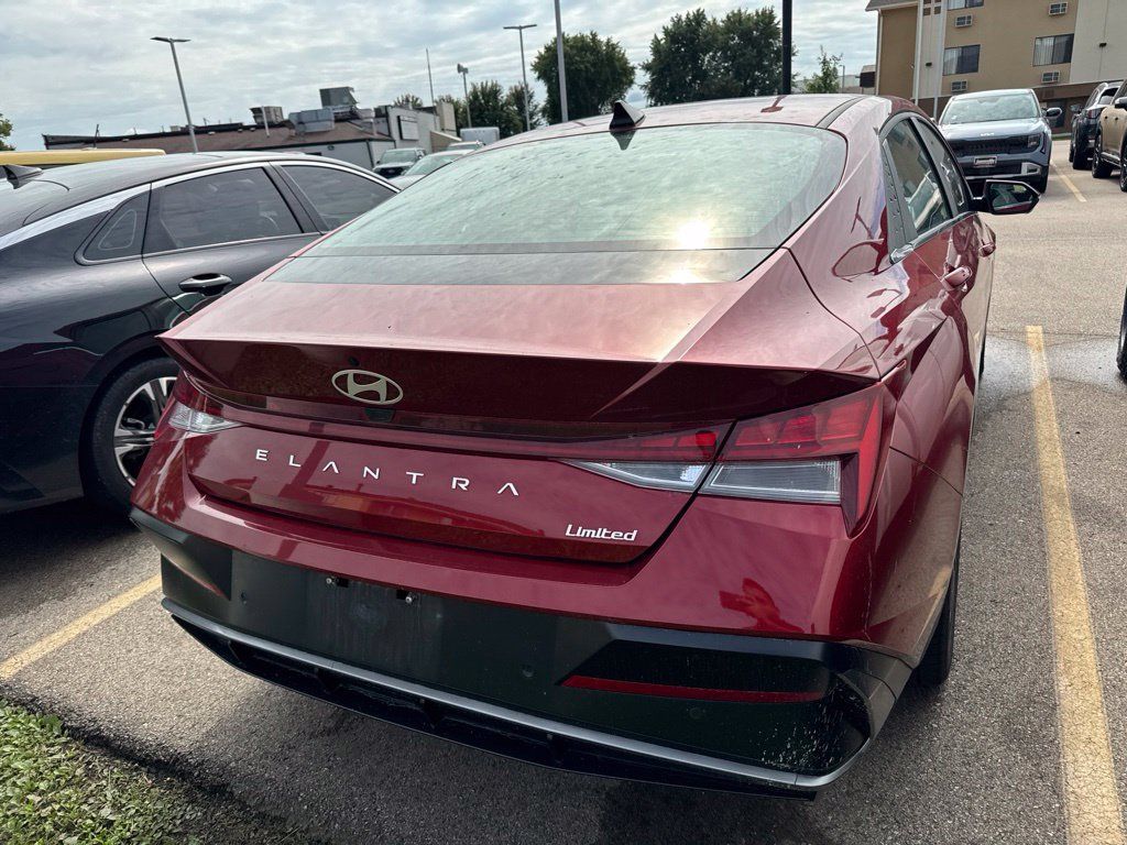 Used 2024 Hyundai Elantra Limited FWD image 3