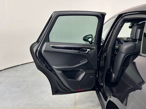 Certified 2025 Porsche Macan AWD/4WD image 27