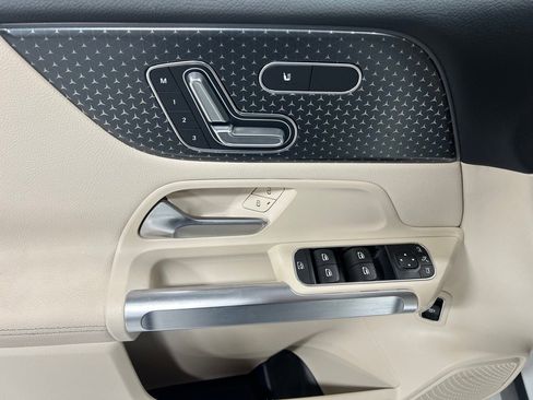 Used 2025 Mercedes-Benz GLB 250 4MATIC image 18