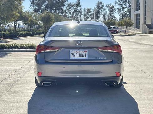 Used 2017 Lexus IS 200t image 4