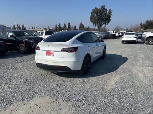 Used 2022 Tesla Model Y Long Range image 7