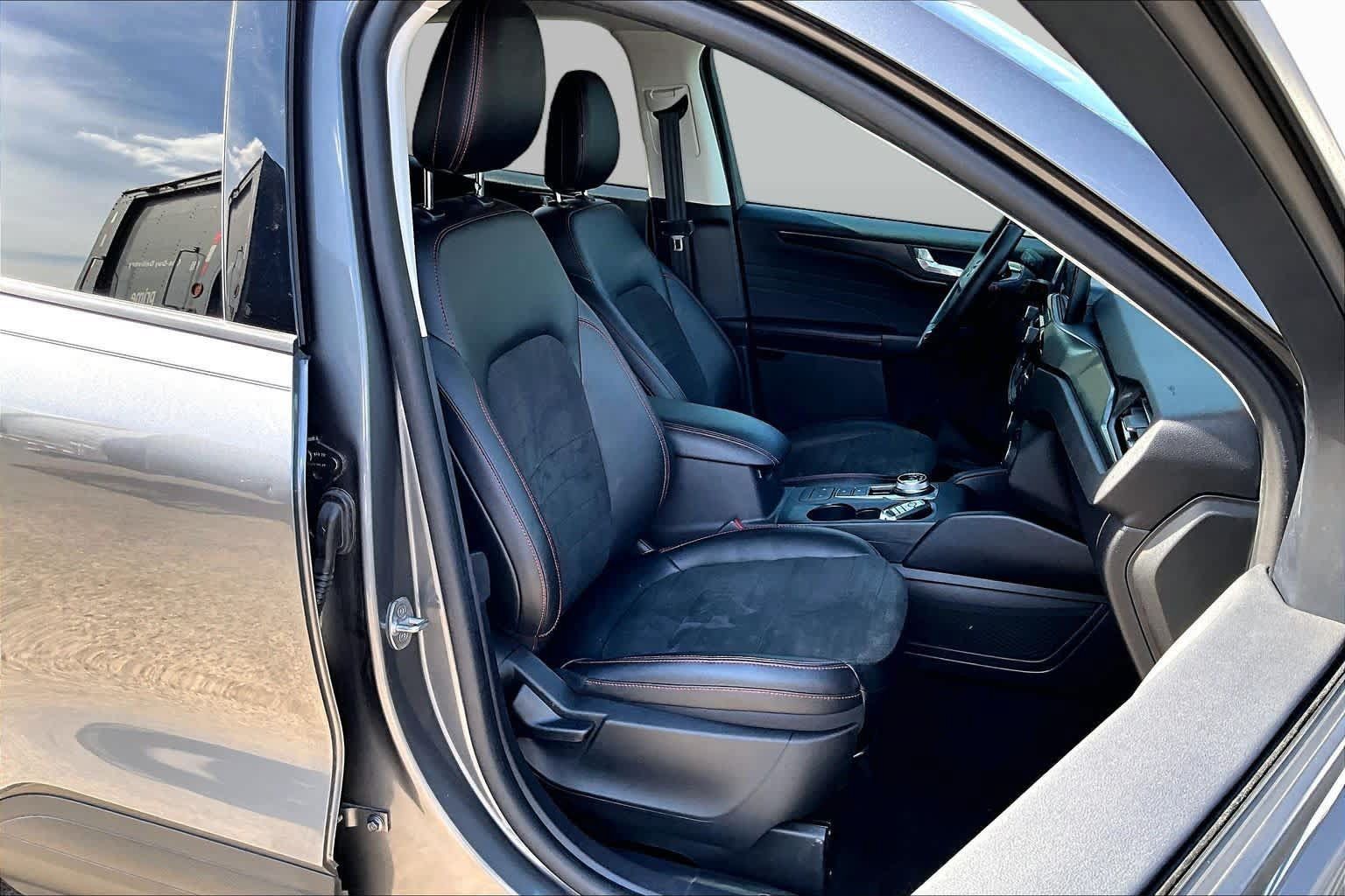 Certified 2022 Ford Escape SEL w/ SEL Stealth AWD Package image 9