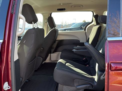 Used 2023 Chrysler Voyager LX image 13