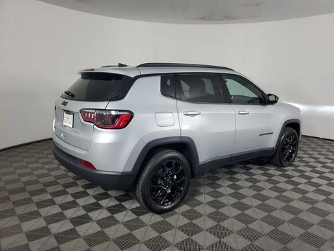 Used 2025 Jeep Compass Latitude w/ Altitude Special Edition image 4