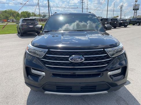 Used 2021 Ford Explorer XLT w/ Equipment Group 202A AWD/4WD image 2
