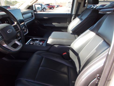 Used 2024 Ford Expedition XLT AWD/4WD image 3