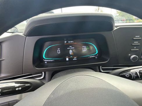 Used 2025 Hyundai Elantra Hybrid FWD image 13