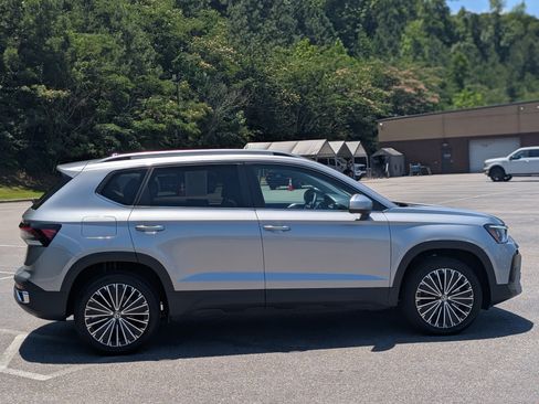 Used 2025 Volkswagen Taos SE w/ Panoramic Sunroof Package FWD image 10