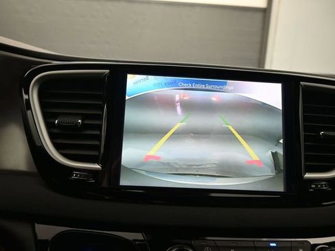 Used 2025 Chrysler Pacifica Select image 20