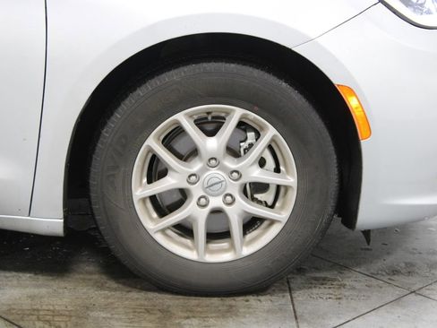 Used 2024 Chrysler Pacifica Touring-L FWD image 12