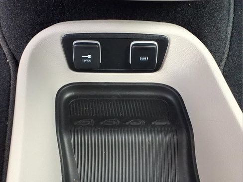 Used 2020 Chrysler Pacifica Touring w/ Cold Weather Group FWD image 13