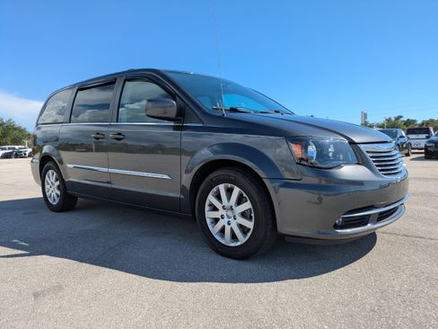 Used 2016 Chrysler Town & Country Touring FWD image 2