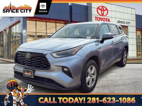 Used 2022 Toyota Highlander LE image 1