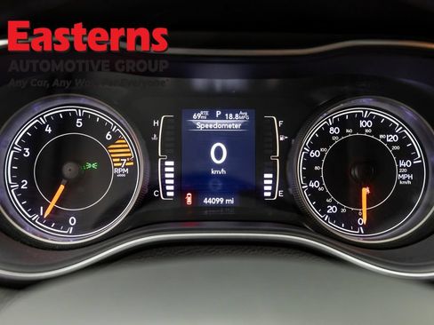 Used 2021 Jeep Cherokee Latitude Plus AWD/4WD image 17