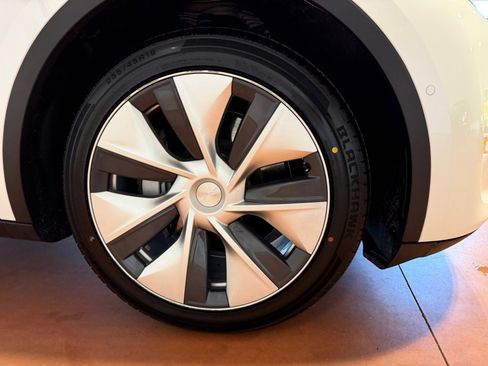 Used 2020 Tesla Model Y Long Range image 14