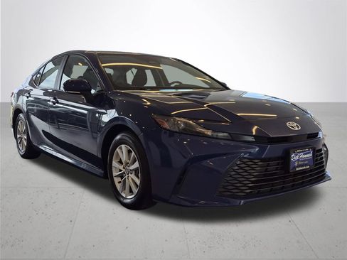 Used 2025 Toyota Camry LE FWD image 5