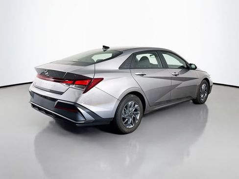 Used 2024 Hyundai Elantra SEL FWD image 6