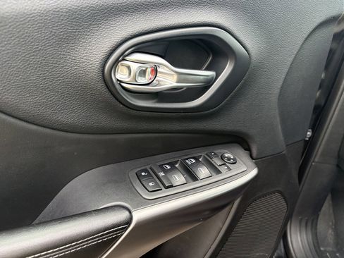 Used 2019 Jeep Cherokee Latitude w/ Cold Weather Group image 22