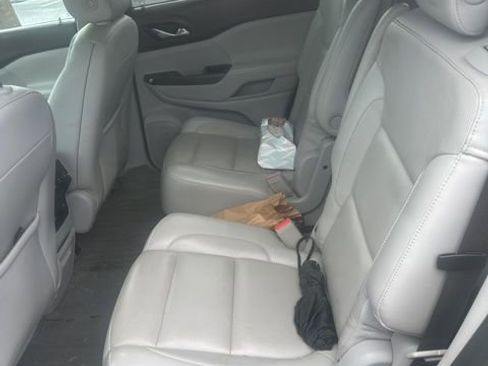 Used 2017 GMC Acadia SLT FWD image 3